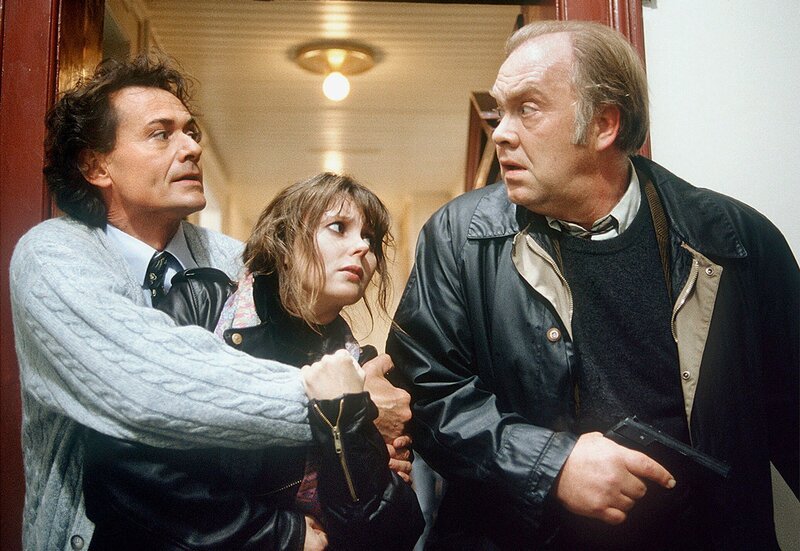 Mit Gewalt hindert Gert Kosminski (Gerd Böckmann, l.) die Kripo daran, seinen Freund Heinz Joesges festzunehmen. (Roswitha Schreiner als Miriam Koch, Martin Lüttge als Kommissar Flemming) – Bild: WDR/​Studio Lemm