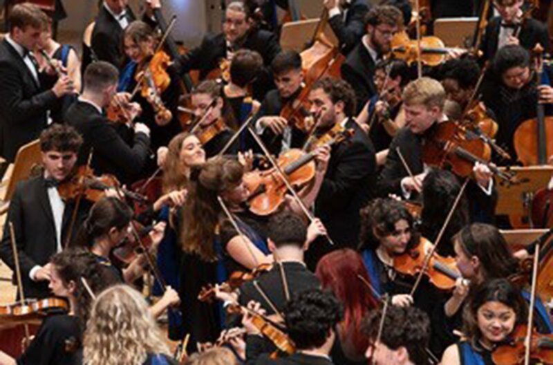 Es ist ein jugendliches Get-together der Superlative: Nachwuchsorchester aus aller Welt präsentieren sich jedes Jahr im Sommer zwei Wochen lang ausgelassen und zugleich hoch konzentriert im Berliner Konzerthaus am Gendarmenmarkt. – Bild: Kai Bienert Es ist ein jugendliches Get-together der Superlative: Nachwuchsorchester aus aller Welt präsentieren sich jedes Jahr im Sommer zwei Wochen lang ausgelassen und zugleich hoch konzentriert im Berliner Konzerthaus am Gendarmenmarkt. – Bild: Kai Bienert