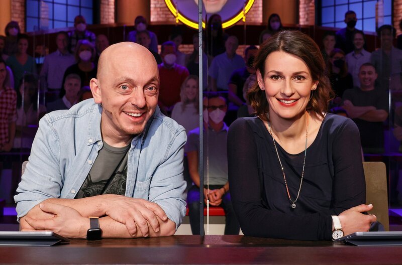 Rateteam-Kapitän Bernhard Hoëcker (l.) und die Schauspielerin Annett Renneberg (r.) bilden ein Rateteam. – Bild: ARD/​Morris Mac Matzen