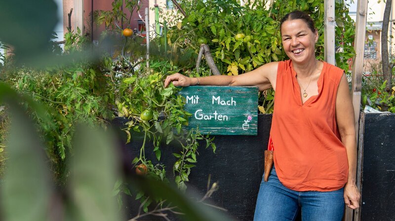 Auf „Inselgrün“, dem Gemeinschaftsgartenprojekt in Stuttgart, wachsen Pflanzen in mobilen Beeten, in Einkaufswagen und alten Badewannen. Gegärtnert wird auf dem Außengelände der Kulturstiftung Stuttgart: Alle sind willkommen und Vielfalt ist erwünscht. Birgit Haas hat „Inselgrün“ zusammen mit Joachim Petzold gegründet. Als Gastgeberin will die studierte Künstlerin ihren Gästen die Botschaft vermitteln, dass gärtnern verbindet. „Wilde Insel“ – so lautet ihr Gartenfest-Motto, denn Birgit hat sich auf Wildpflanzen spezialisiert. – Bild: WDR/​Melanie Grande
