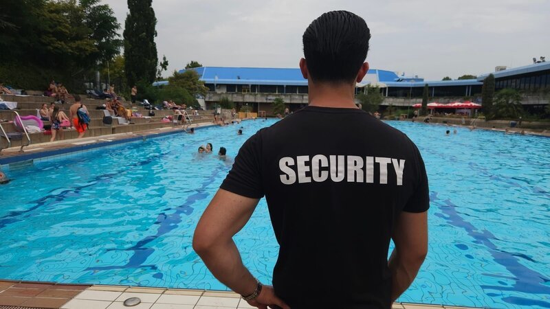Wenn der Bademeister nicht mehr ausreicht: Ein Security-Mitarbeiter im Sport-Paradies Gelsenkirchen. – Bild: ZDF