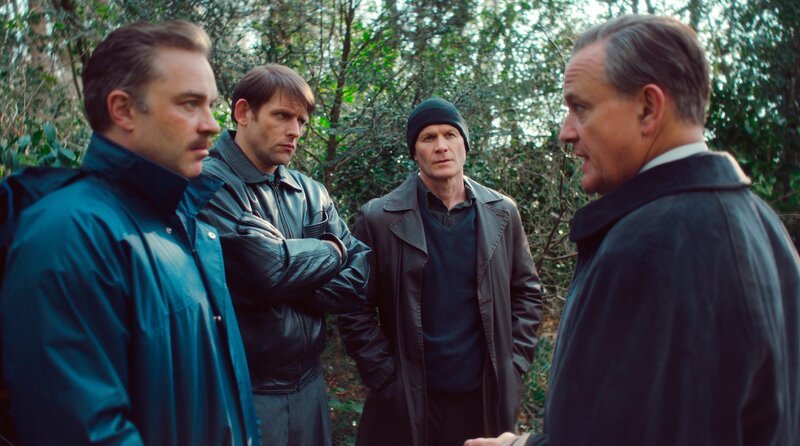 v.l.n.r. John Fordham (Hadley Fraser), Neil Murphy (Chris Coghill), Terry (Brett Allen) und Brian Boyce (Hugh Bonneville). – Bild: WDR/​All3Media International