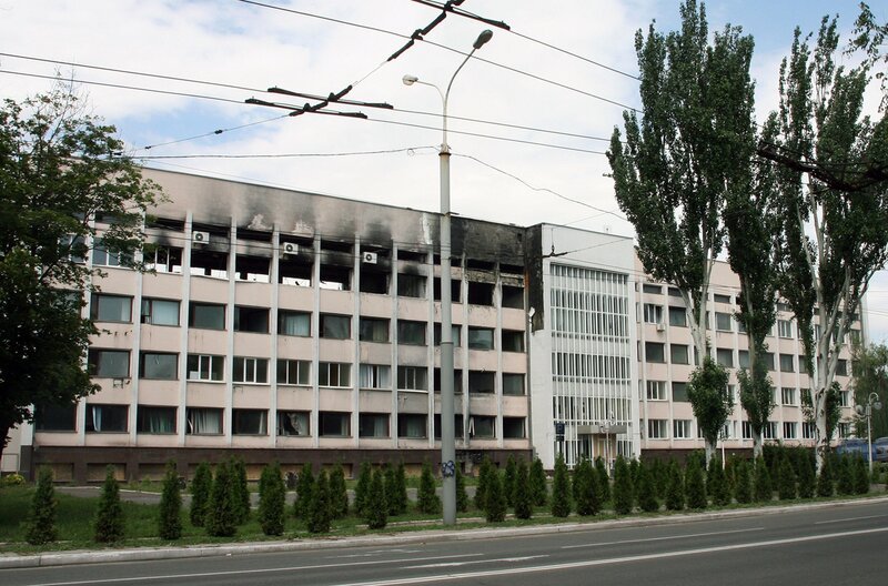 Während prorussische Influencer die Stadt Mariupol von ihrer vermeintlich besten Seite zeigen, verschweigt die Propaganda die Zerstörung. – Bild: Ukrainisches Innenministerium
