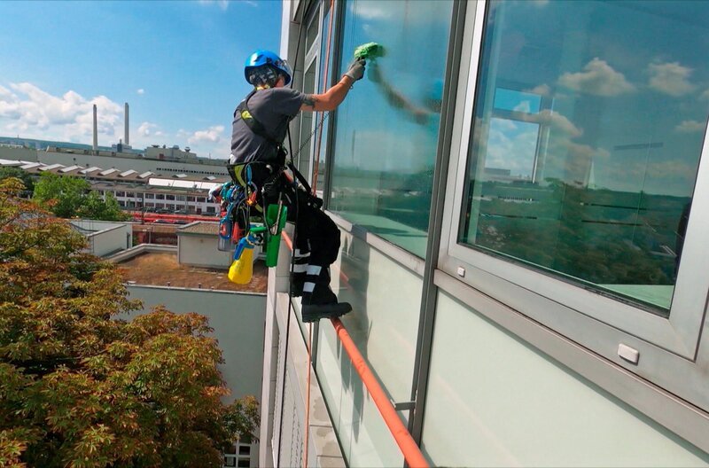 Fassadenkletterer bei der Fensterreinigung – Bild: SWR