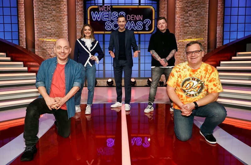 Moderator Kai Pflaume (M.) und seine Rateteam-Kapitäne Bernhard Hoëcker (l.) und Elton (r.) begrüßen in dieser Sendung die Sängerin Emily Roberts (2.v.l.) und den Rapper Nico Suave (2.v.r.). – Bild: ARD/​Morris Mac Matzen
