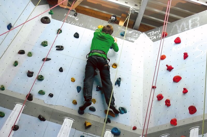 Moderator Johannes Büchs in der Kletterhalle. – Bild: WDR