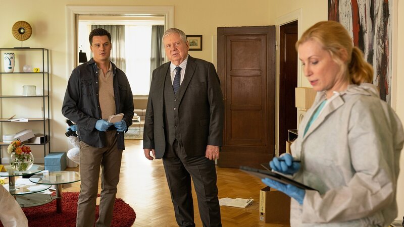Ermittlungen am Tatort, v.li.: Jannik Mioducki als Alexander Witte, Rainer Hunold als Bernd Reuther, Astrid Posner als Judith Engel. – Bild: SRF/​ZDF/​Andrea Enderlein