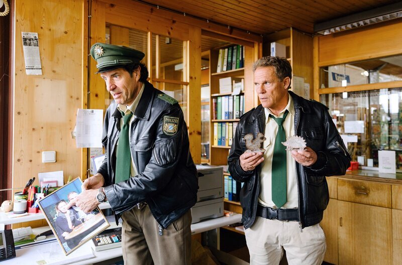 v.li.: Johannes Staller (Helmfried von Lüttichau) und Franz Hubert (Christian Tramitz) – Bild: ARD/​TMG/​Emanuel Klempa