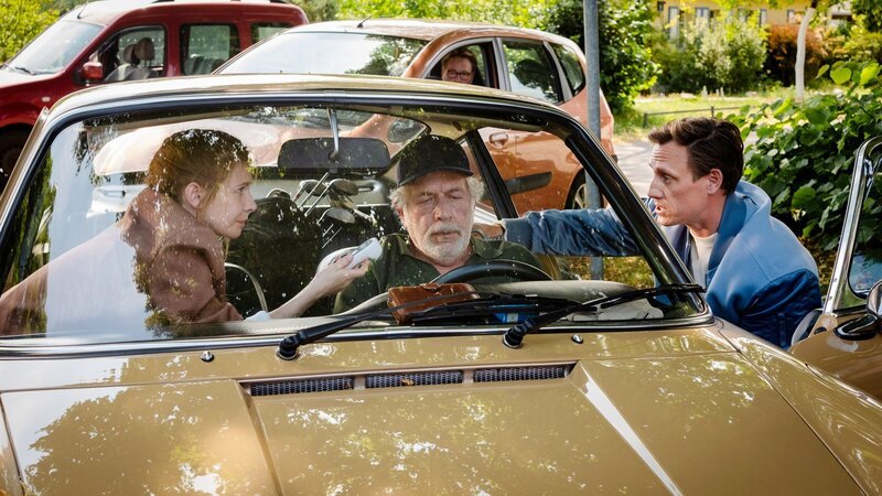 Notfall in einem Porsche-Oldtimer, v.li.: Josefine Preuss als Charlie, Michele Oliveri als Ole Pössmann, Patrick Kalupa als Dr. Neiss – Bild: SRF/​ZDF/​Gordon Muehle
