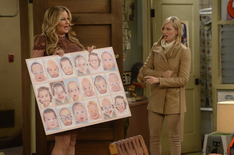 Dass Sophie (Jennifer Coolidge, l.) ihr Baby richtig designen will, findet Caroline (Beth Behrs, r.) mehr als schräg … – Bild: ProSieben