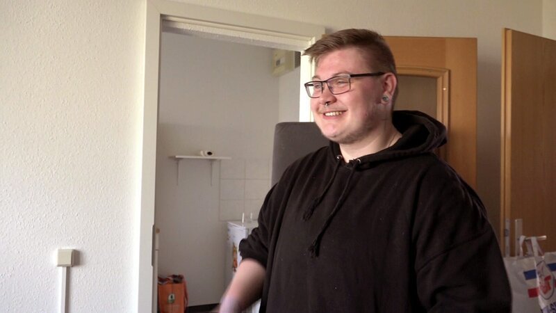 Damian hat endlich eine eigene Wohnung in Rostock gefunden, die teilmöbliert ist – Bild: RTLZWEI, UFA SHOW & FACTUAL