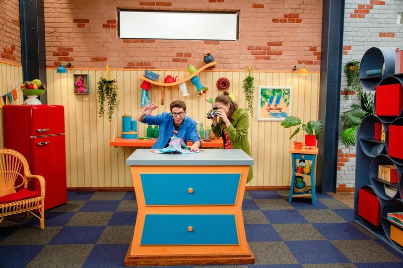 Christoph ist davon überzeugt, dass es in der Küche spukt. Kann er es Melly mit einem Trick beweisen? – Bild: ORF/​Tower10/​Kids TV/​Andreas Hagemann