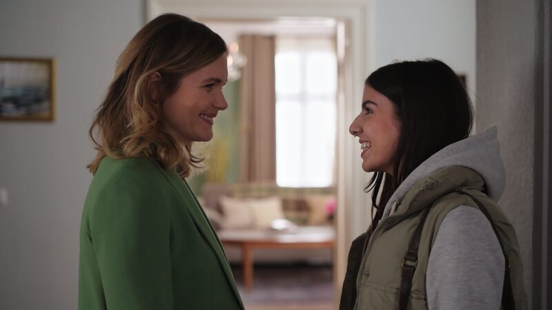 Person: Stefanie Schimanski als Fenia Zucker; Leyla-Meryem Rink; – Bild: Joyn