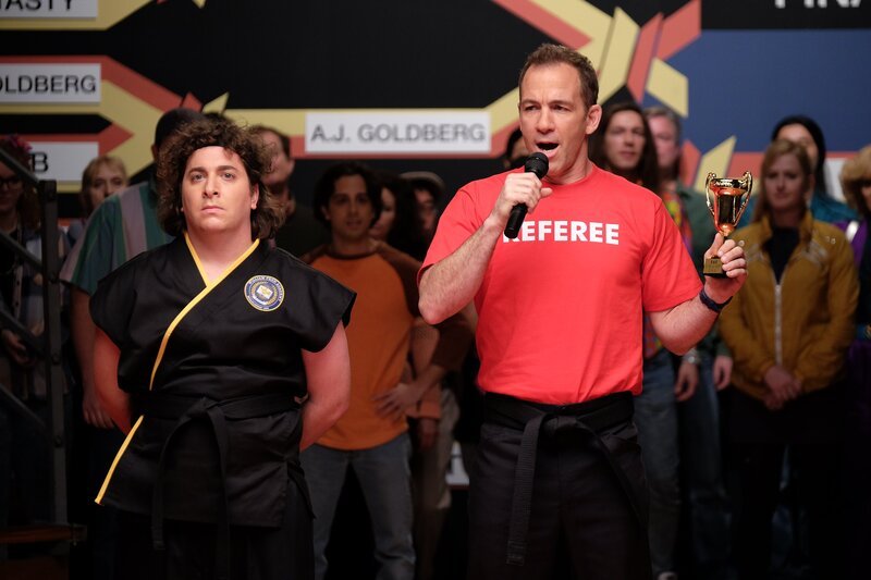 Adam J. Goldberg (Oliver Cooper, l.); Mr. Mellor (Bryan Callen, r.) – Bild: Sony Pictures Television Inc.