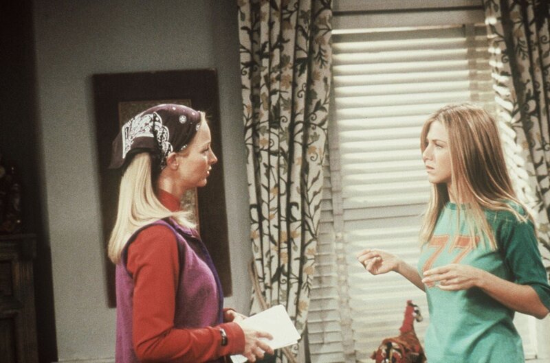 Nach ihrem ersten gemeinsamen WG-Ausflug ist Phoebe (Lisa Kudrow, l.) der Meinung, dass Rachel (Jennifer Aniston, r.) sich zu sehr um die Meinung anderer Leute kümmert … – Bild: ProSieben Media AG