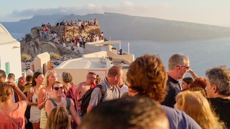 An Spitzentagen zwängten sich bis zu 16.000 Touristinnen und Touristen durch die engen Gassen auf Santorin. Der Massentourismus bringt die beliebte Kykladeninsel an ihre Grenzen. – Bild: ORF/​Luck Film