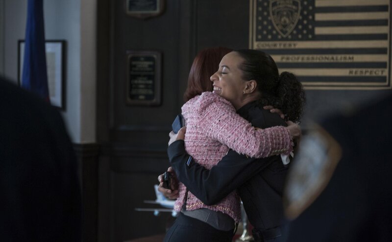 L-R: Carrie Preston as Elsbeth Tascioni and Carra Patterson as Kaya Blanke – Bild: CBS Broadcasting Inc. /​ Michael Parmelee