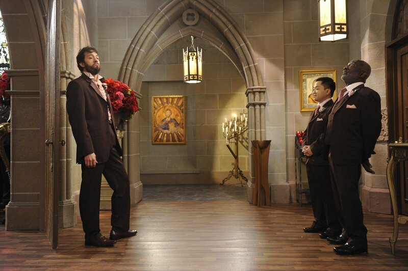Warten gespannt auf die Braut: Oleg (Jonathan Kite, l.), Han (Matthew Moy, M.) und Earl (Garrett Morris, r.) – Bild: Warner Bros. Television