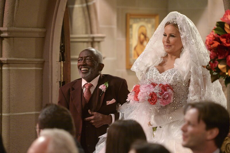 Earl (Garrett Morris, l.) darf die wunderschöne Braut Sophie (Jennifer Coolidge, r.) zum Altar führen … – Bild: Warner Bros. Television