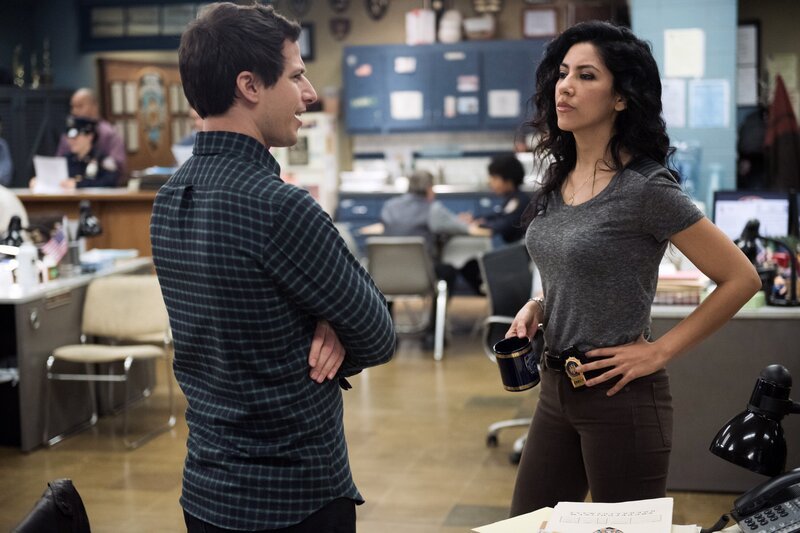 Jake Peralta (Andy Samberg, l.); Rosa Diaz (Stephanie Beatriz, r.) – Bild: UNIVERSAL TELEVISION LLC