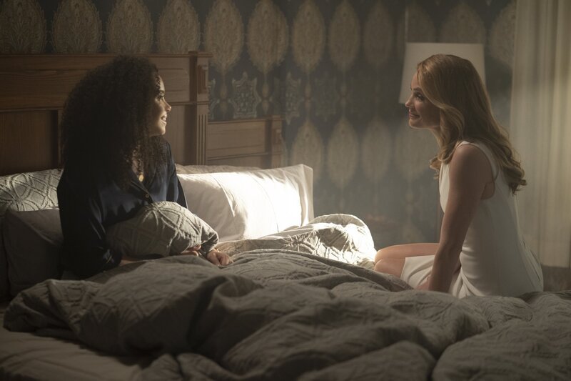 Macy Vaughn (Madeleine Mantock, l.); Charity (Virginia Williams, r.) – Bild: The CW Network, LLC.