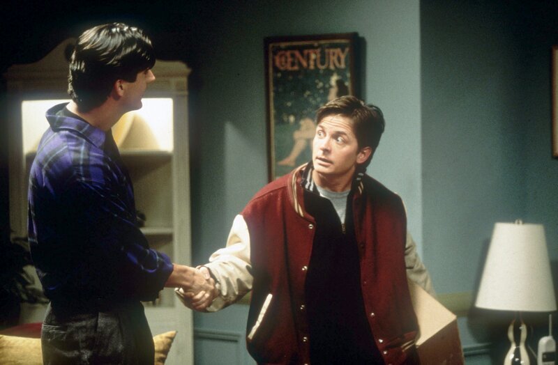 Mike (Michael J. Fox, r.) will sich nicht aufhalten lassen und das Büro gleich verlassen, da er ein Date mit einer tollen Frau hat. – Bild: ProSieben Fun