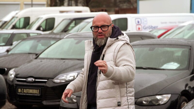 Experte Andreas Raulf sucht einen günstigen Zugwagen für einen Pferdehof – Bild: RTLZWEI Experte Andreas Raulf sucht einen günstigen Zugwagen für einen Pferdehof – Bild: RTLZWEI