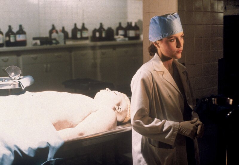 Dana Scully (Gillian Anderson) – Bild: 1996 Twentieth Century Fox Film Corporation. All rights reserved. Lizenzbild frei