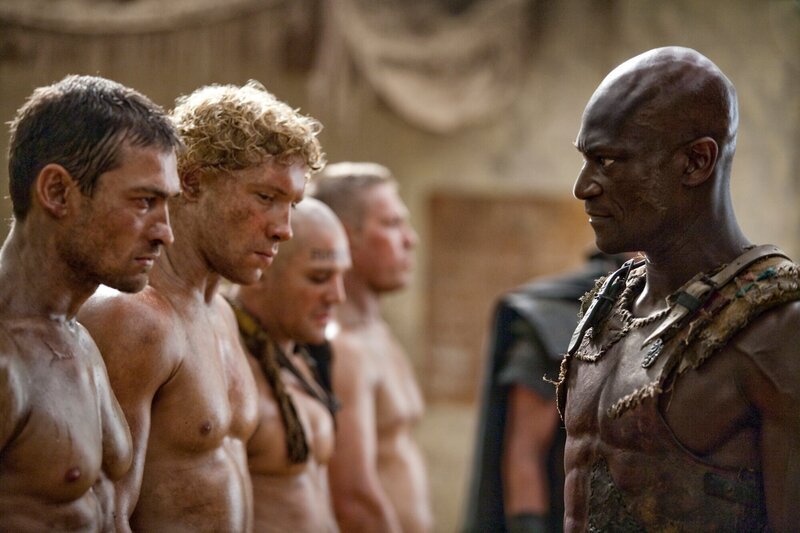 Drago (Peter Mensah, r.) hat Varro (Jai Courtney, 2.v.l.) und Spartacus (Andy Whitfield, l.) immer im Visier … – Bild: Starz Entertainment, LLC
