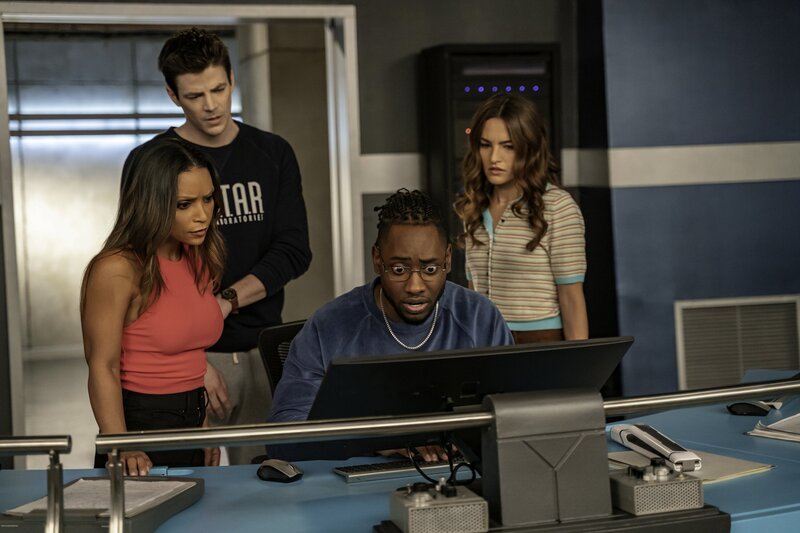 (v.l.n.r.) Cecile Horton (Danielle Nicolet); Barry Allen (Grant Gustin); Chester P. Runk (Brandon McKnight); Allegra Garcia (Kayla Compton) – Bild: DC Comics /​ Warner Bros. Ent. Inc.