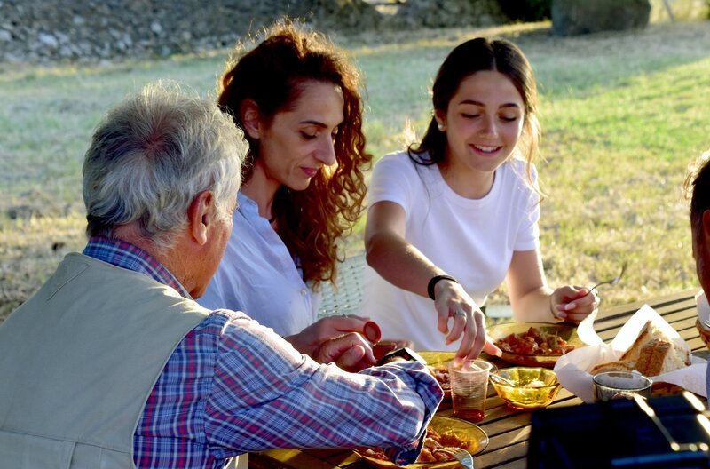 Paolo Mariotti (li.), Giulia Falzetti-Mariotti (Mi.) und Ginevra Mariotti (re.) essen Kutteln. – Bild: Gero von Schneider-Marientreu