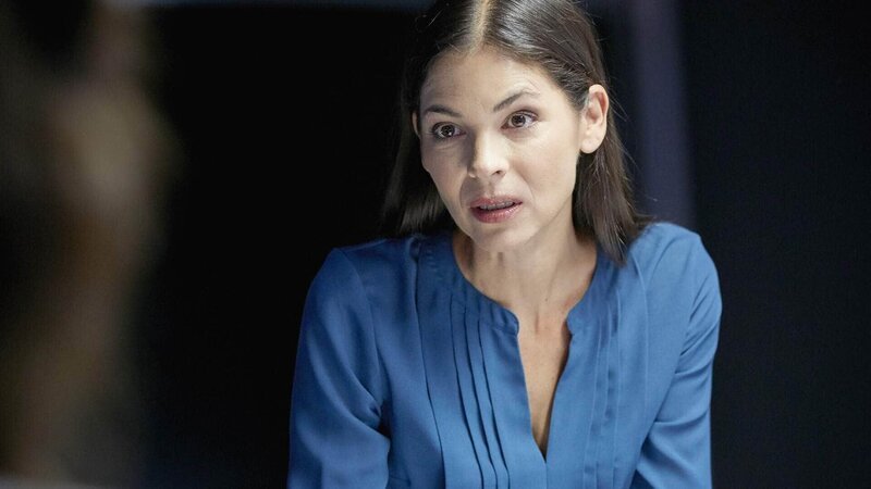 Kim Krüger (Katja Woywood), Paul und Semir vernehmen die russische Polizistin Natalia Miranova, die angeblich verhindern möchte, dass der Drogendealer Kruppa die tödliche Droge „Red Inferno“ in Deutschland verbreitet. – Bild: MG RTL D /​ Guido Engels