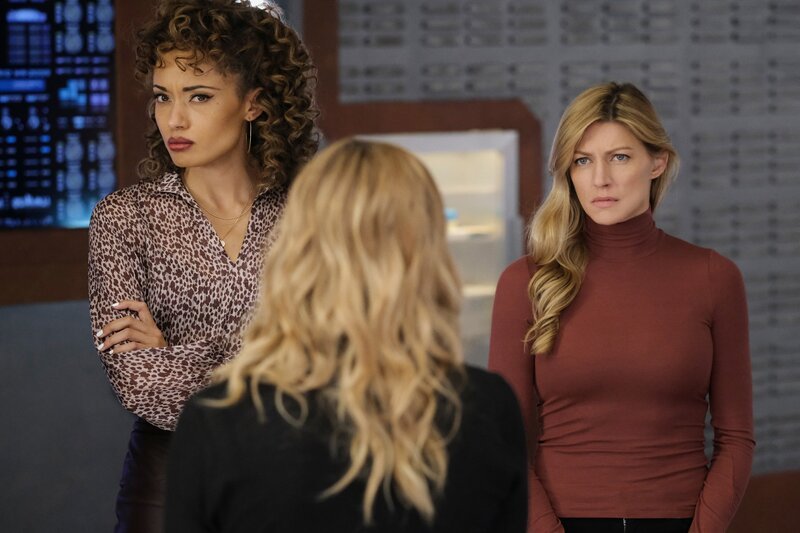 Astra Logue (Olivia Swann, l.); Ava Sharpe (Jes Macallan, r.) – Bild: DC /​ Warner Bros. Ent. Inc.