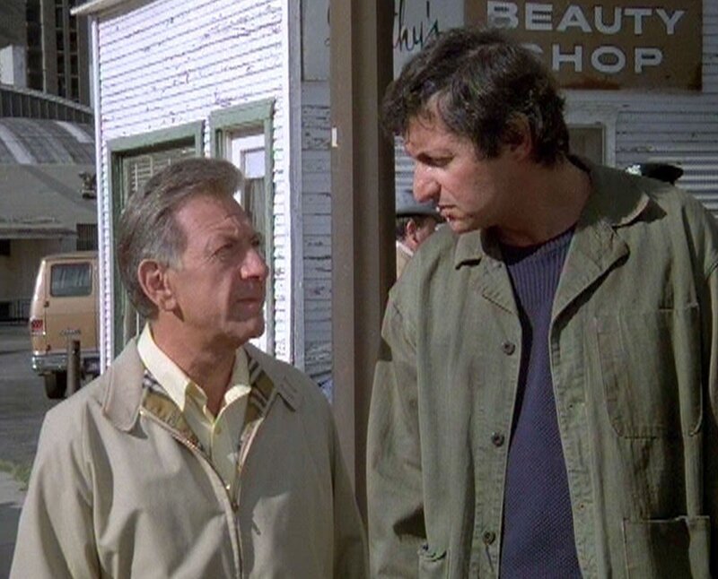 Quincy (Jack Klugman, l.) versucht Tony (Peter Virgo Jr.) zu Vernunft zu bringen. – Bild: RTPL /​ RTLplus