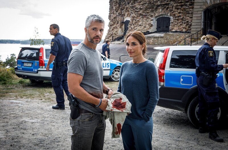 Nach ihrem Einsatz beobachten Nora (Alexandra Rapaport) und Alexander (Nicolai Cleve Broch), wie der Rettungswagen losfährt. – Bild: TV4 AB/​C More Entertainment AB/​Filmlance International AB/​Alle Rechte vorbehalten/​Johan Paulin