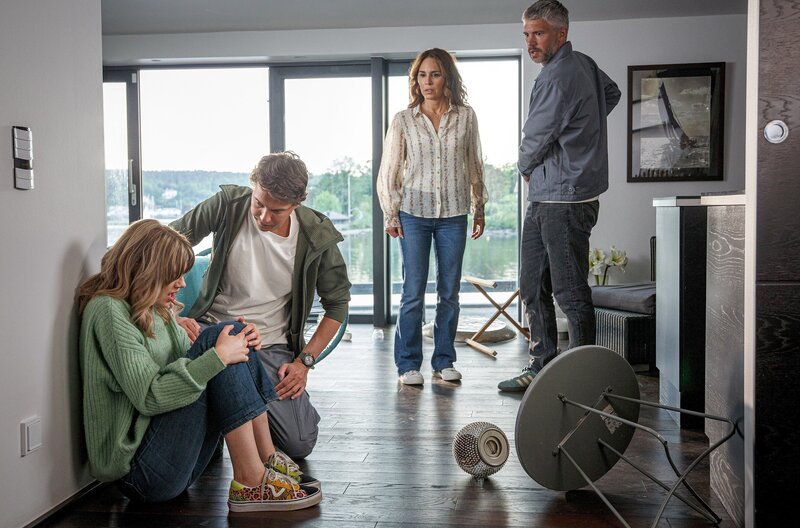 In der Wohnung des Golfstars Theo Skoog treffen Alexander (Nicolai Cleve Broch), Nora (Alexandra Rapaport) und Valpen (Julius Fleischanderl) auf das unter Schock stehende Kindermädchen Evelina (Maja Johanna Englander, v.r.). – Bild: TV4 AB/​C More Entertainment AB/​Filmlance International AB/​Alle Rechte vorbehalten/​Johan Paulin