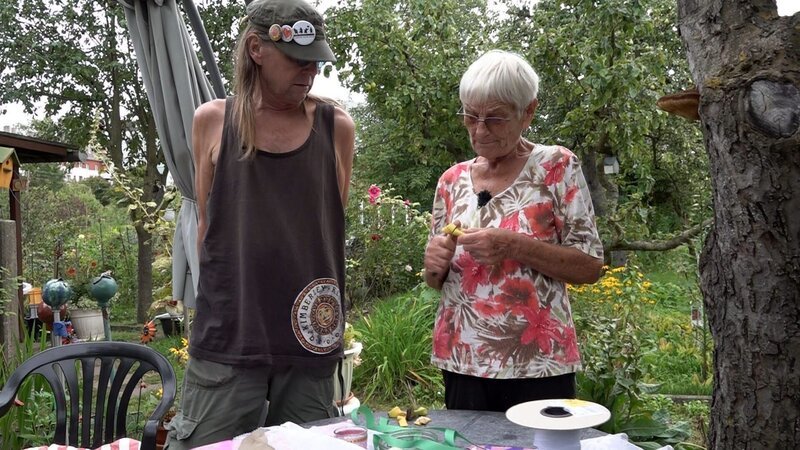 Rentnerin Ingrid gönnt sich nach der Ankunft im Garten erstmal ein ausgiebiges Frühstück, bevor sie mit der Arbeit beginnt. Garten-Kumpel Felix kommt zu Besuch und hat eine Überraschung für die 86-Jährige. Aber wofür sind denn die Bananenschalen? – Bild: RTL Zwei