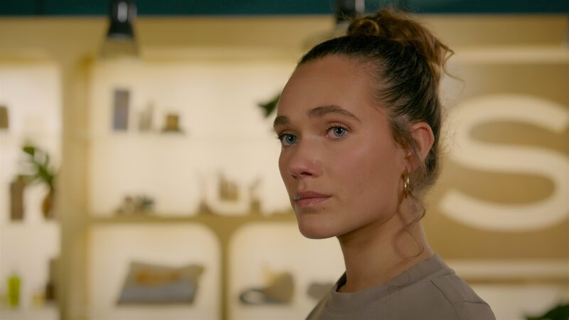 Elias macht Joana (Josephine Martz) Mut, Valentin zur Rechenschaft zu ziehen. – Bild: RTL /​ Ausgehebelt