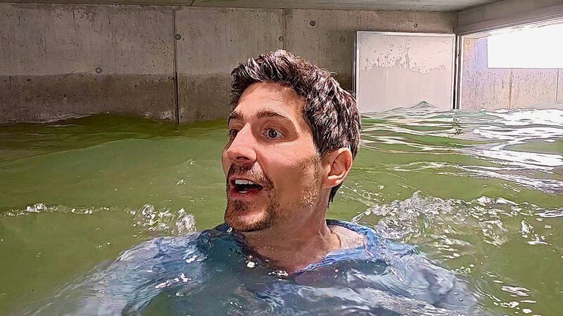 Moderator Tobias Müller steht das Wasser bis zum Hals. – Bild: SRF
