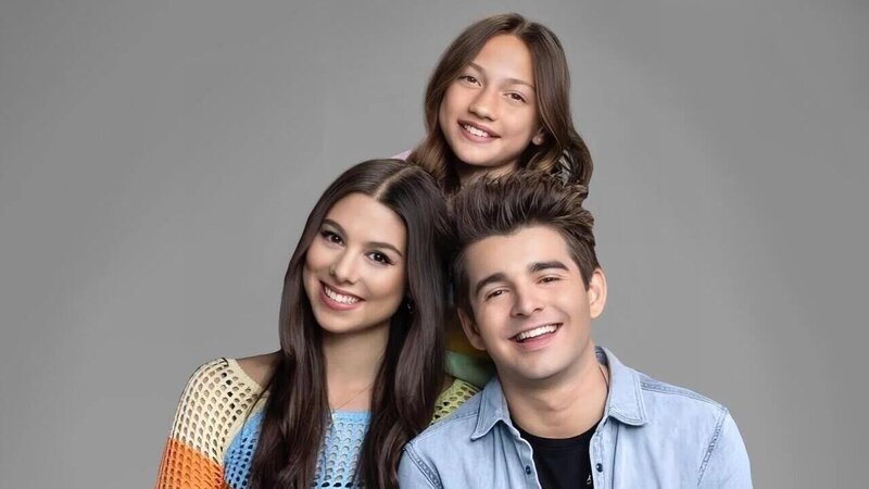 v.li.: Kira Kosarin als Phoebe, Maya Le Clark als Chloe und Jack Griffo als Max – Bild: The Movie Database