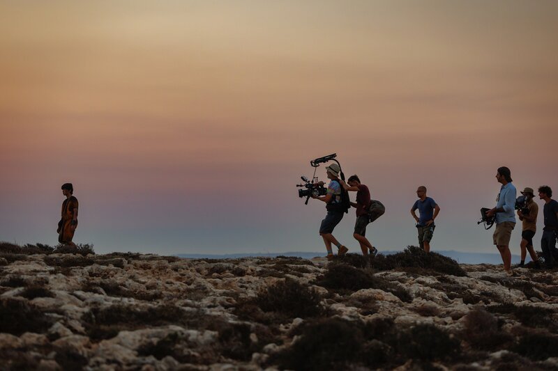 Die Darsteller und das Filmteam drehen auf Malta am Set des Evakuierungslagers von Pompeji – Ein Blick hinter die Kulissen von „Pompeii: Out of Time“ mit Tom Hiddleston. – Bild: Darrin Zammit Lupi /​ National Geographic