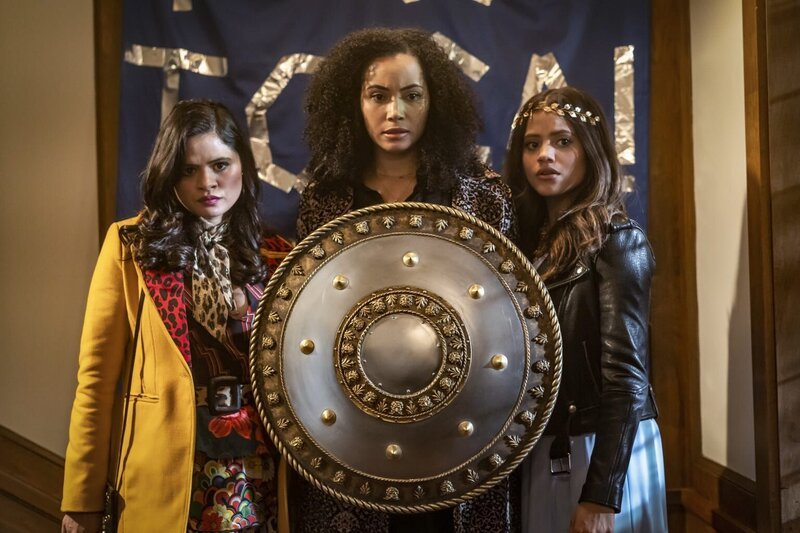 (v.l.n.r.) Mel Vera (Melonie Diaz); Macy Vaughn (Madeleine Mantock); Maggie Vera (Sarah Jeffery) – Bild: The CW Network, LLC.