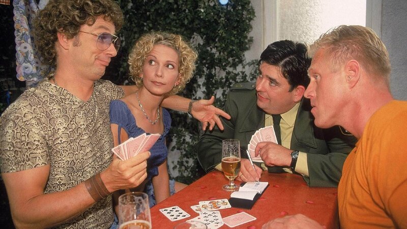 Atze, Viktor und Harry wollen Skat spielen, doch Biene macht sich Sorgen, dass ihre Mutter Hildegard sich einsam fühlen könnte … – Bild: RTL Deutschland