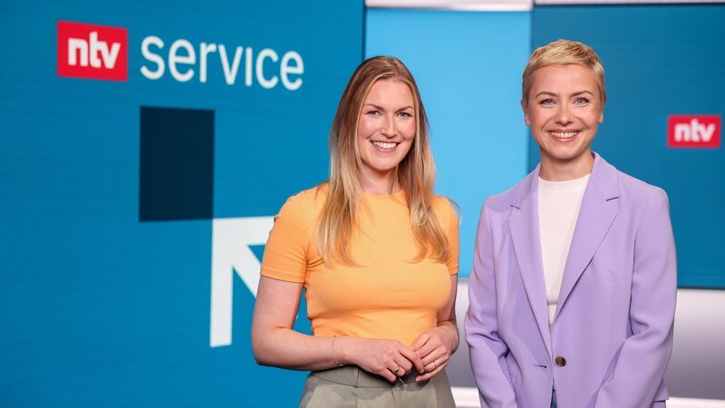 Moderatorin Daniela Will (l.) und Moderatorin Sarah Oswald – Bild: RTL /​ Gerald Matzka