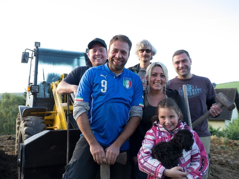 V.l.: Baggerfahrer Henrik, Organisator Claus, Garten-Guru Ralf, Dajana, Tochter Aliyah und Christian. – Bild: MG RTL D /​ Tokee Bros.