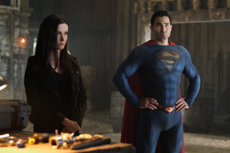 Lois Lane (Elizabeth Tulloch, l.); Superman (Tyler Hoechlin, r.) – Bild: Warner Bros. Entertainment GmbH /​ Bettina Strauss