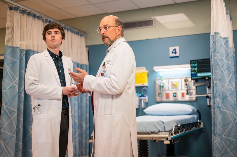 Dr. Shaun Murphy (Freddie Highmore, l.) und Dr. Aaron Glassman (Richard Schiff) – Bild: TVNOW/​2019 Sony Pictures Entertainment