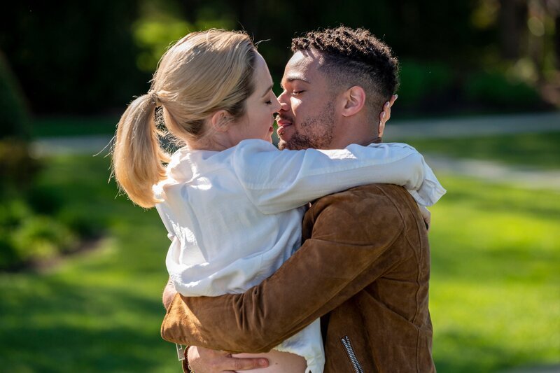 Charlotte Sullivan as Gina Cappelletti (l-r), Nick Creegan as Richie Wheatley – Bild: RTL