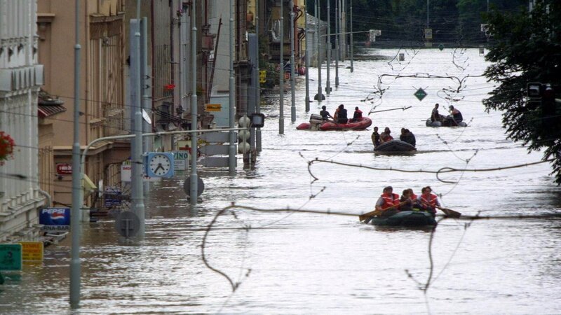 Ob durch Regenfälle oder Schneeschmelzen: Hochwasser, eine der häufigsten Wetterkatastrophen. Tschechische Rettungskräfte auf Schlauchbooten suchen nach Bewohnern, die durch Überschwemmungen im zerstörten Karlin-Distrikt in Prag, Tschechische Republik, gestrandet sind. Die schlimmste Überschwemmung seit über einem Jahrhundert hat die Stadt getroffen und Teile des historischen Zentrums mit bis zu zwei Metern Wasser überschwemmt. – Bild: TVNOW /​ Sean Gallup /​ Getty Images