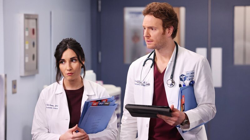 Chicago Med Staffel 8 Folge 16 Ringen um eine Diagnose: Lilah Richcreek Estrada als Dr. Nellie Cuevas, Nick Gehlfuss als Dr. Will Halstead – Bild: SRF/​NBC Universal